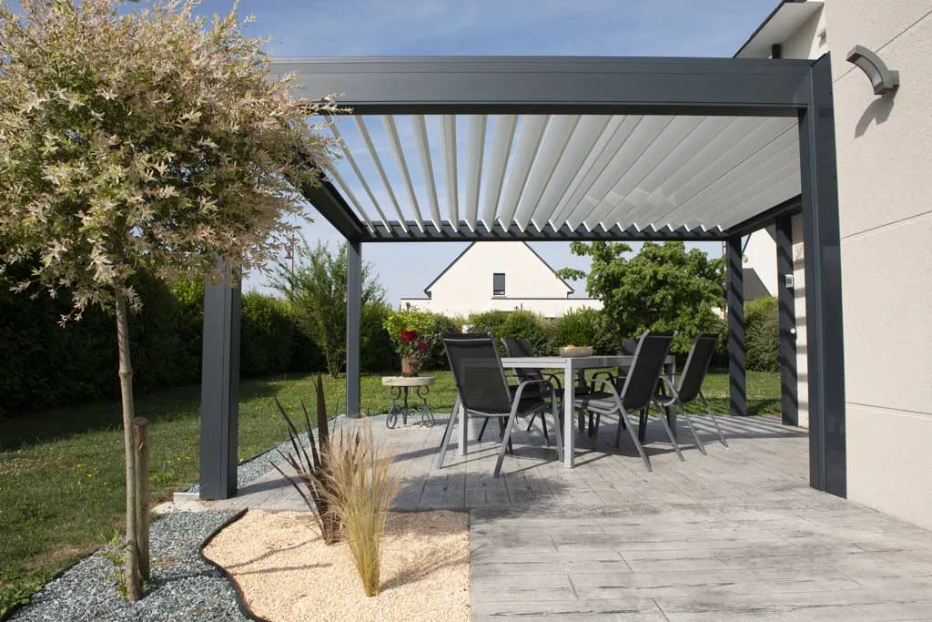 Comment fermer une pergola au fil des saisons et de ses envies ?