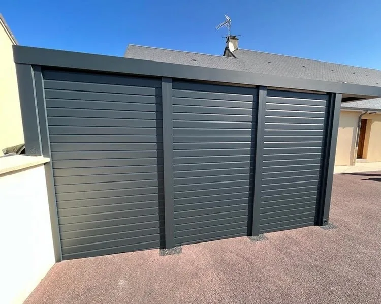 Pose d'un carport Brustor avec brise-vue au Chesnay — photo 3