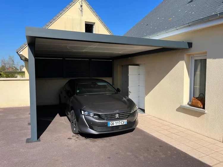 Pose d'un carport Brustor avec brise-vue au Chesnay