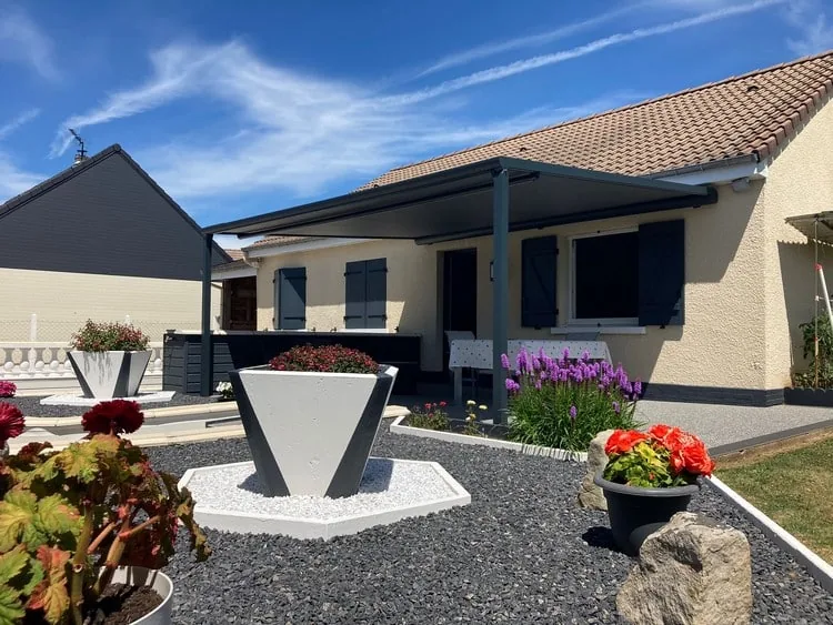 Aménagement de terrasse à Barentin avec une pergola à toile rétractable